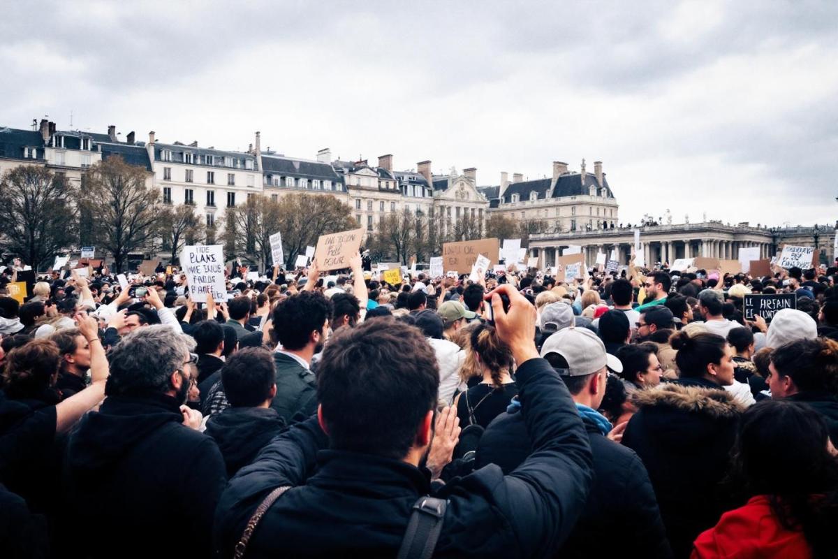 Un agriculteur d'Eure-et-Loir offre un panneau parisien à la Coordination rurale 47