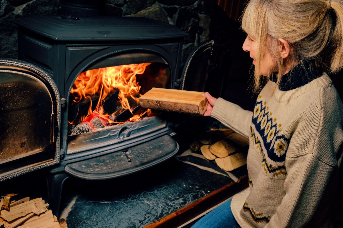 Ces 2 astuces folles pour empêcher la Vitre de votre cheminée de Noircir vont vous sauver !