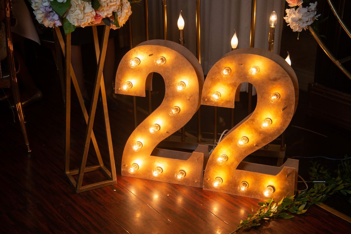 Comprendre la signification du chiffre 22 en numérologie et dans la culture