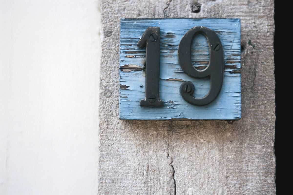 Découvrez la signification du chiffre 19 en numérologie et symbolismes divers
