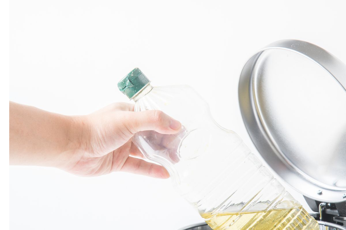 Attention! Voici pourquoi il ne faut JAMAIS jeter votre huile usagée ici!