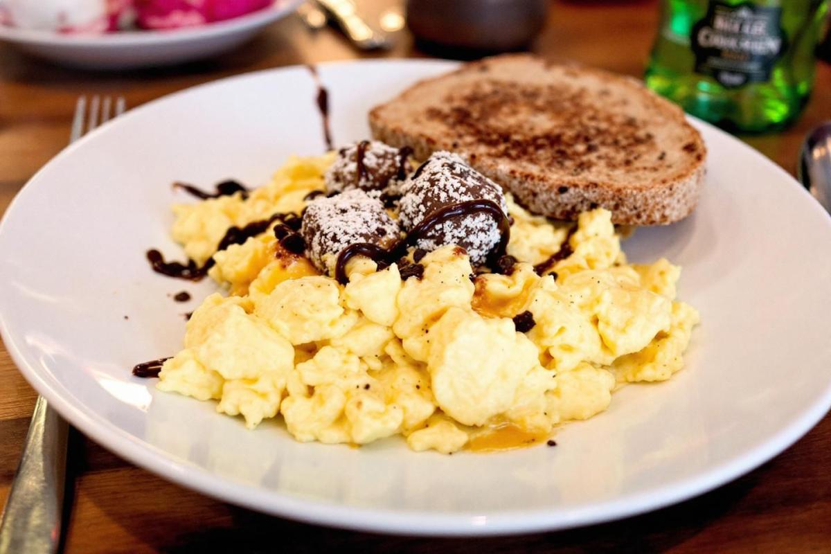 Les œufs brouillés deviennent irrésistibles si vous utilisez cet ingrédient inattendu