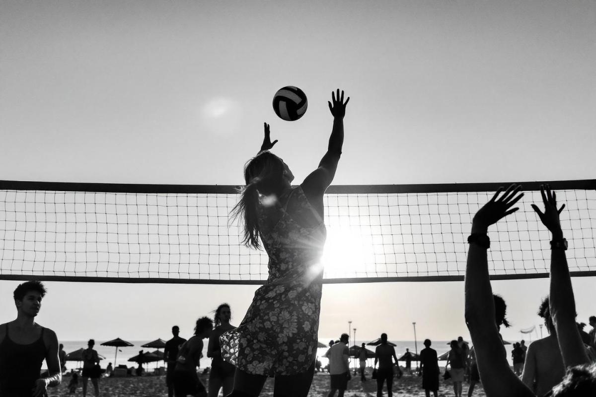 Venez jouer gratuitement au beach-volley devant la plage : sessions quotidiennes ouvertes à tous